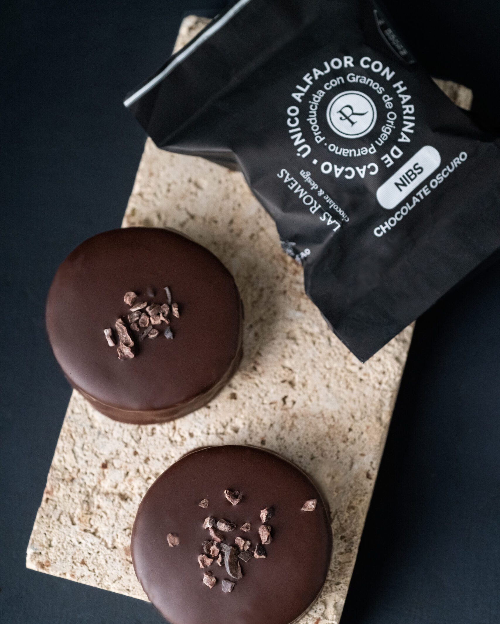 ALFAJOR DE HARINA DE CACAO - CHOCOLATE OSCURO Y NIBS