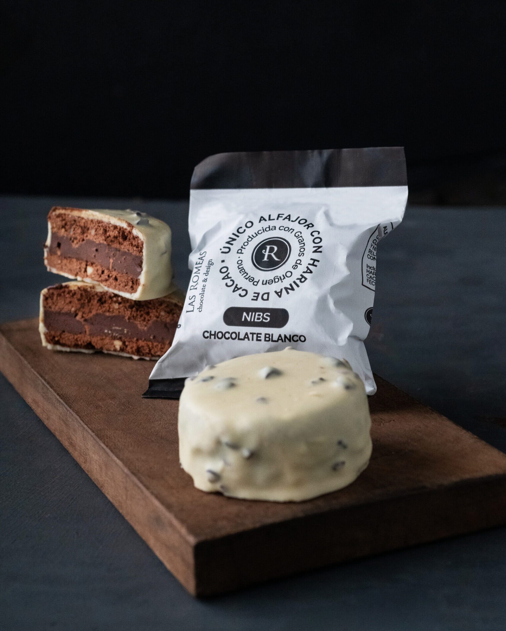 ALFAJOR DE HARINA DE CACAO - CHOCOLATE BLANCO Y NIBS
