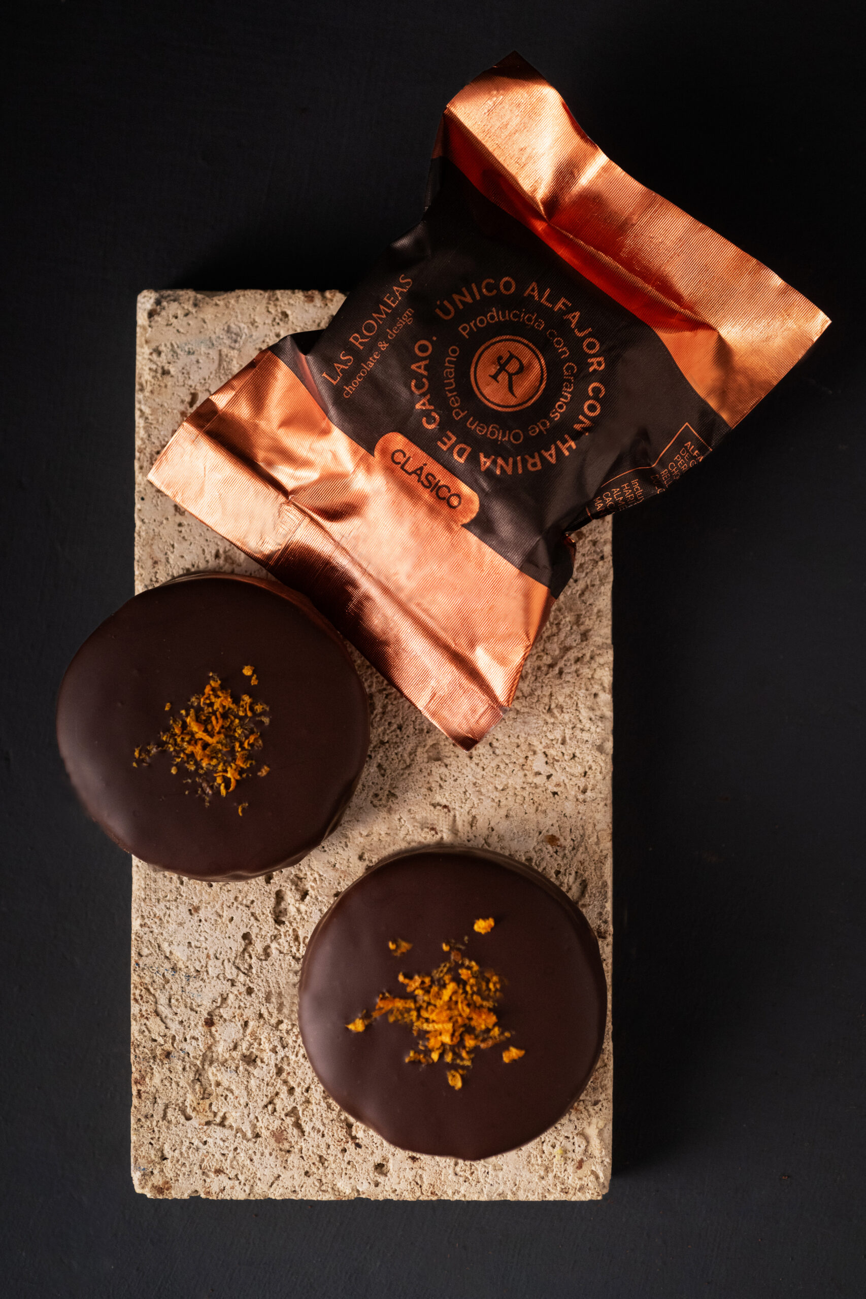 ALFAJOR DE HARINA DE CACAO - DULCE DE LECHE Y CARDAMOMO