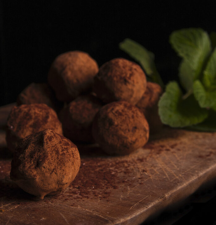 TRUFAS DE CHOCOLATE 70% BLEND PERUANO REBOZADAS EN CACAO NATURAL DEL MISMO ORIGEN