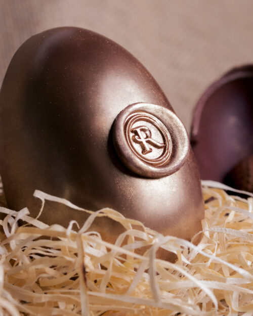 HUEVO DE PASCUAS CHOCOLATE CON LECHE -COLECCIÓN CLÁSICA- BLEND DE FINCAS COLOMBIANAS-100g con bombones surtidos