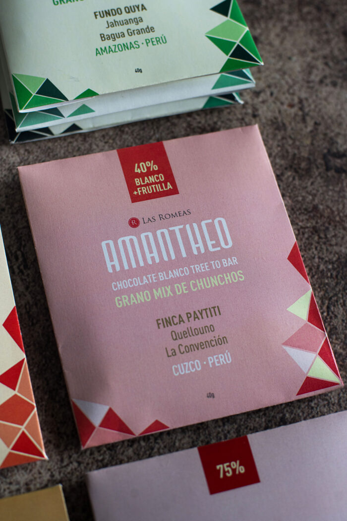 CHOCOLATE BLANCO 40% CON FRUTILLA AMANTHEO  QUELLOUNO, CUZCO, PERÚ 40% - CACAO CHUNCHO
