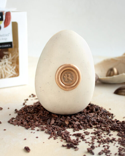 HUEVO DE PASCUAS BLANCO CON NIBS TOCACHE, PERÚ -COLECCIÓN CLÁSICA- BLEND PERUANO-200g con bombones surtidos